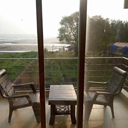 Whistling Waves Beach Resort Anjarle Exterior photo
