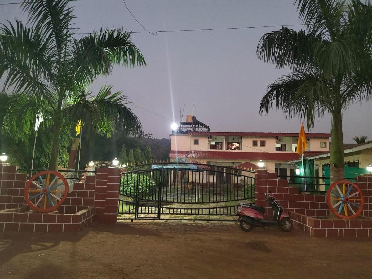 Whistling Waves Beach Resort Anjarle Exterior photo