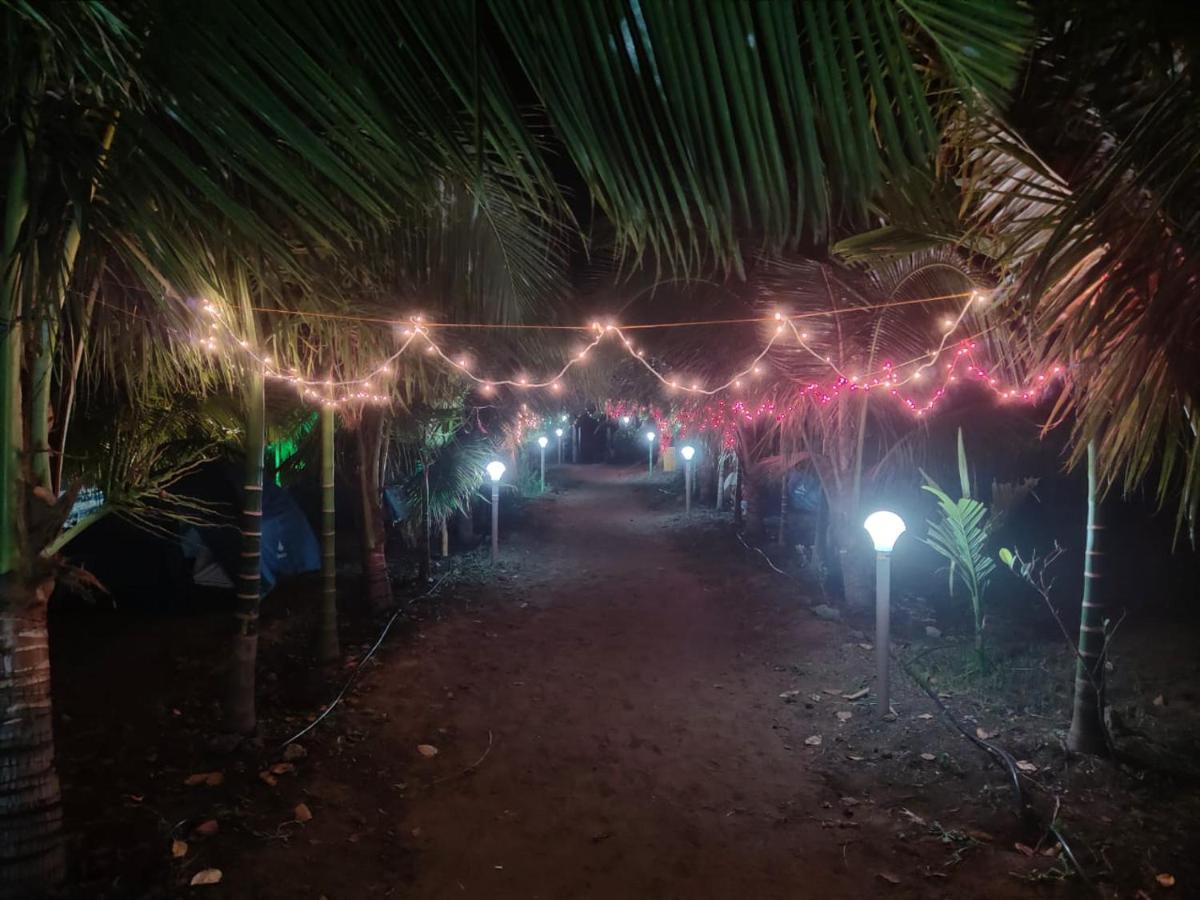 Whistling Waves Beach Resort Anjarle Exterior photo