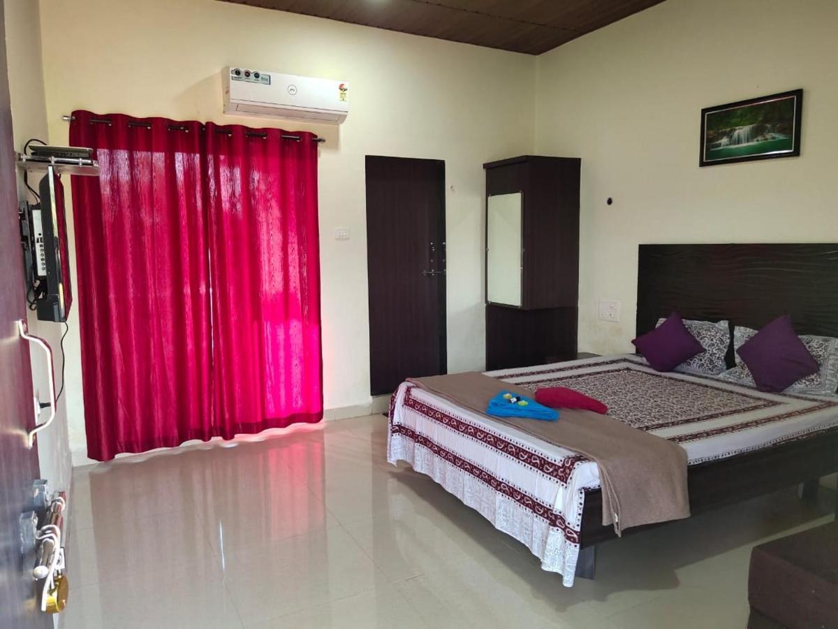 Whistling Waves Beach Resort Anjarle Exterior photo