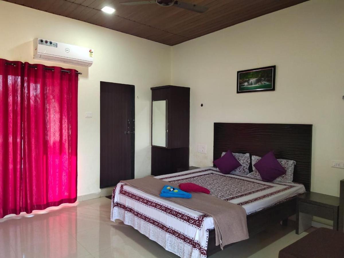 Whistling Waves Beach Resort Anjarle Exterior photo
