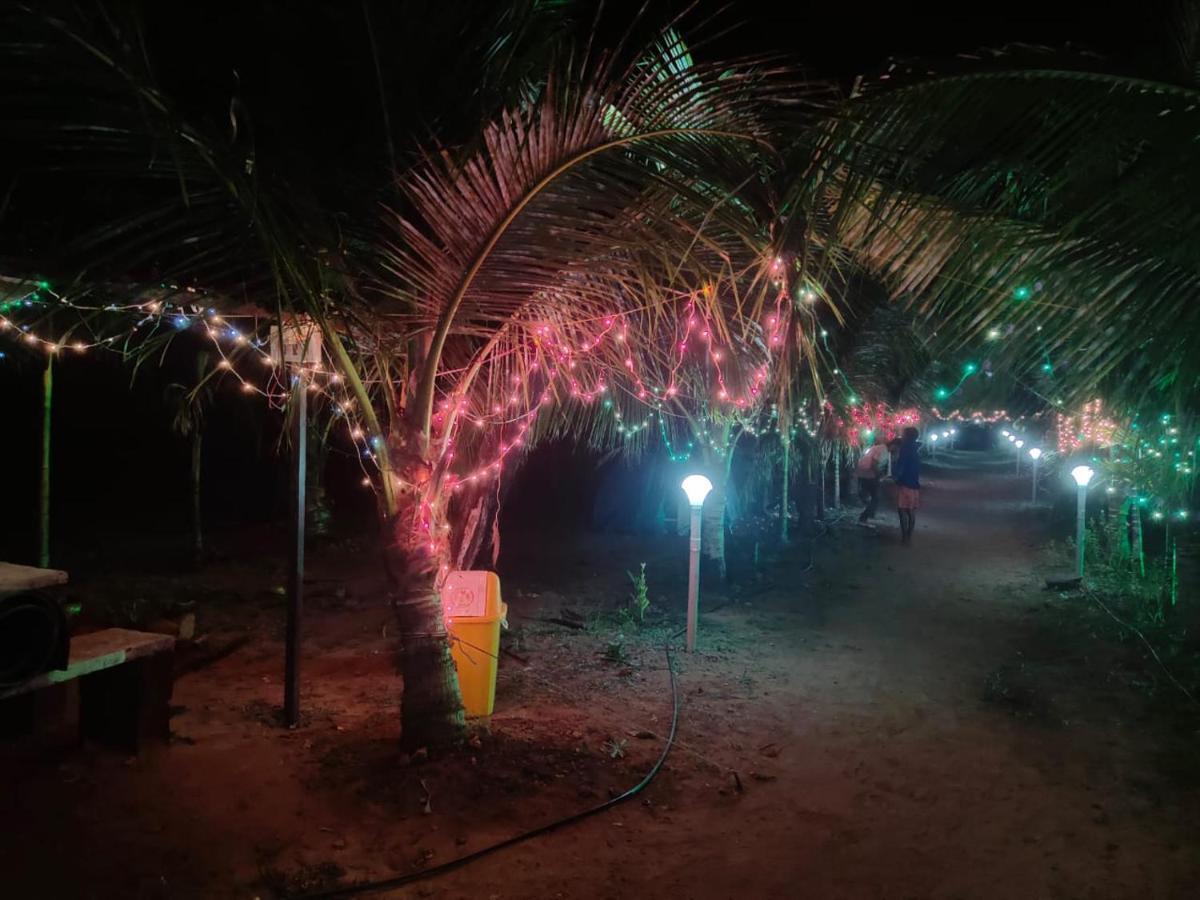 Whistling Waves Beach Resort Anjarle Exterior photo