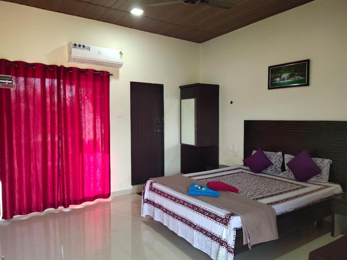 Whistling Waves Beach Resort Anjarle Exterior photo
