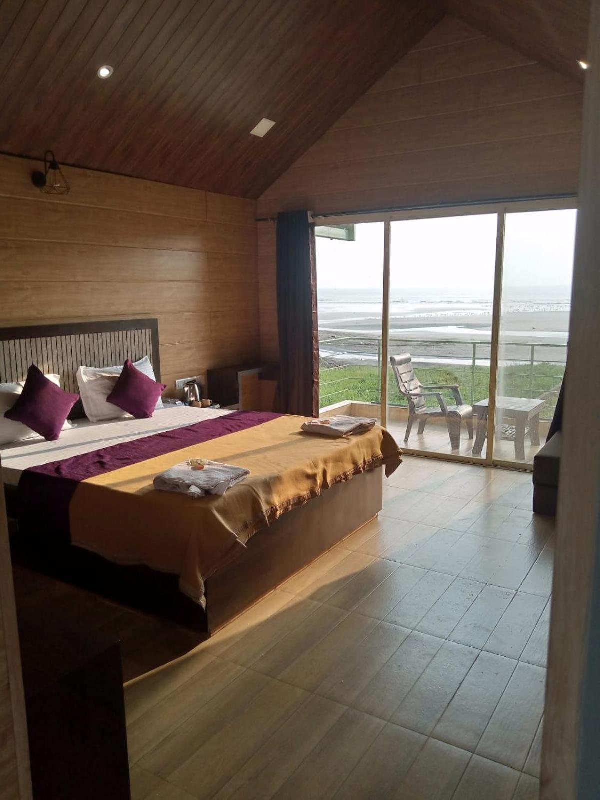 Whistling Waves Beach Resort Anjarle Exterior photo