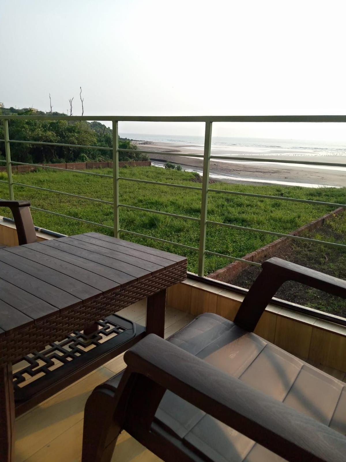 Whistling Waves Beach Resort Anjarle Exterior photo