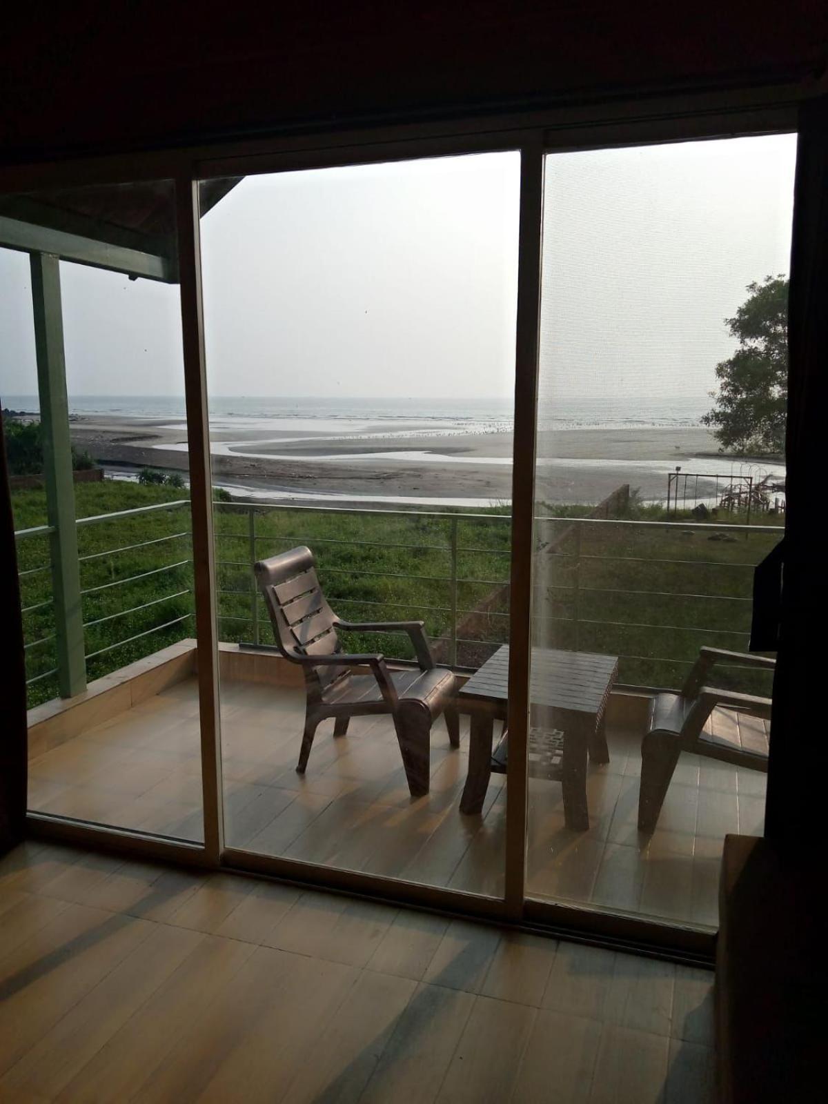 Whistling Waves Beach Resort Anjarle Exterior photo