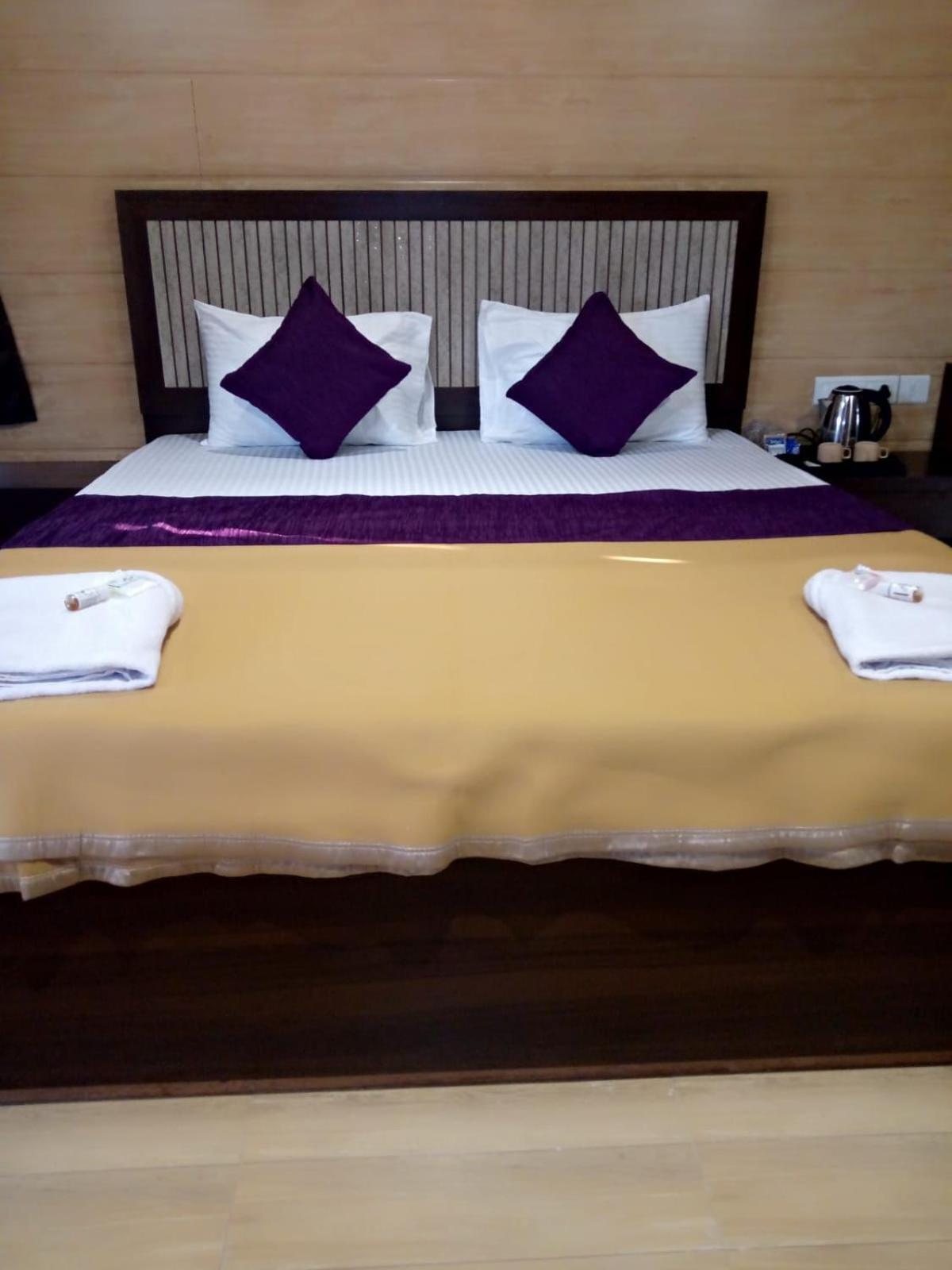 Whistling Waves Beach Resort Anjarle Exterior photo