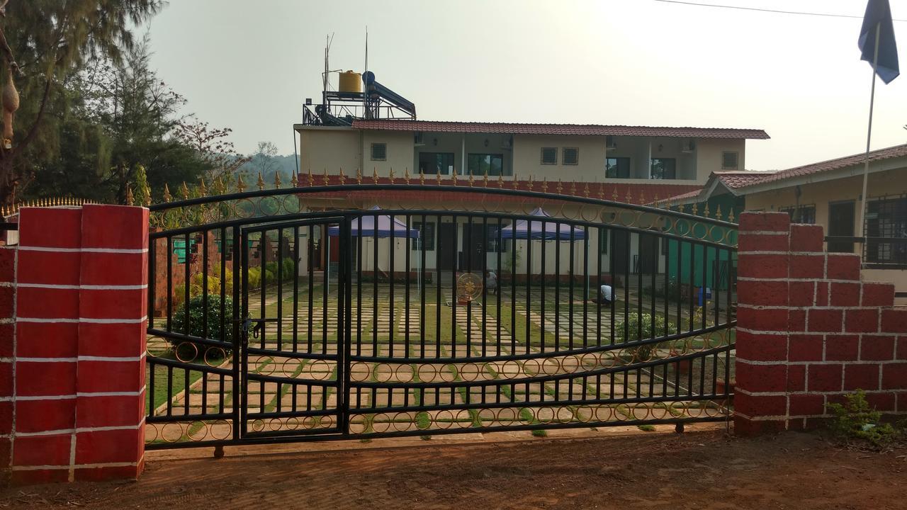 Whistling Waves Beach Resort Anjarle Exterior photo