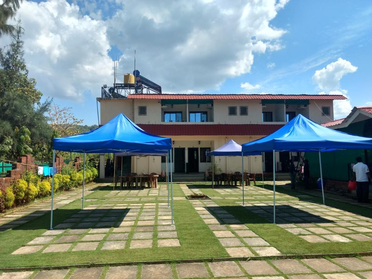 Whistling Waves Beach Resort Anjarle Exterior photo