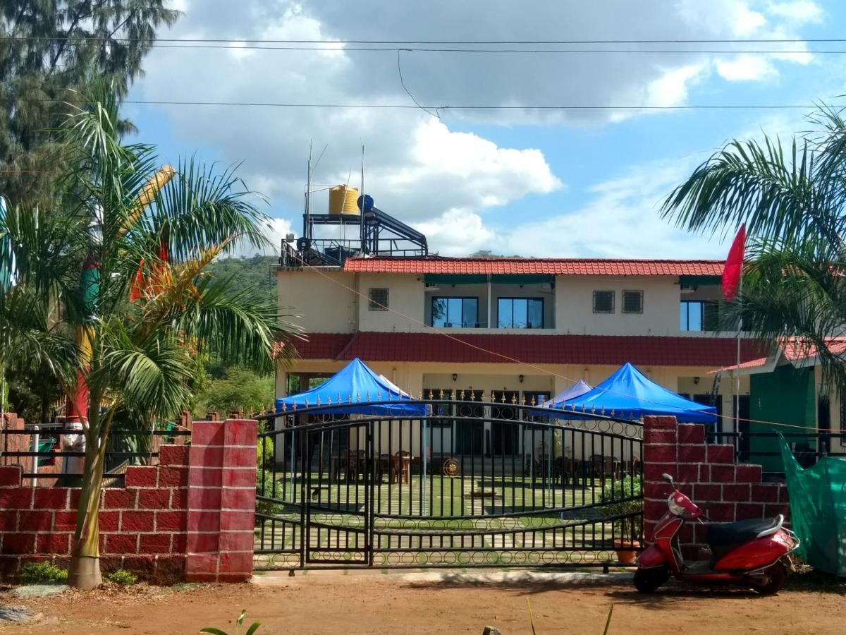 Whistling Waves Beach Resort Anjarle Exterior photo