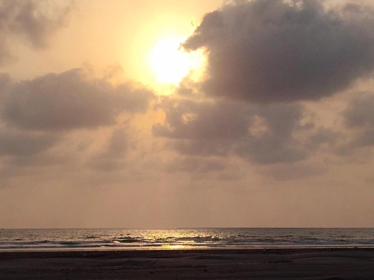 Whistling Waves Beach Resort Anjarle Exterior photo