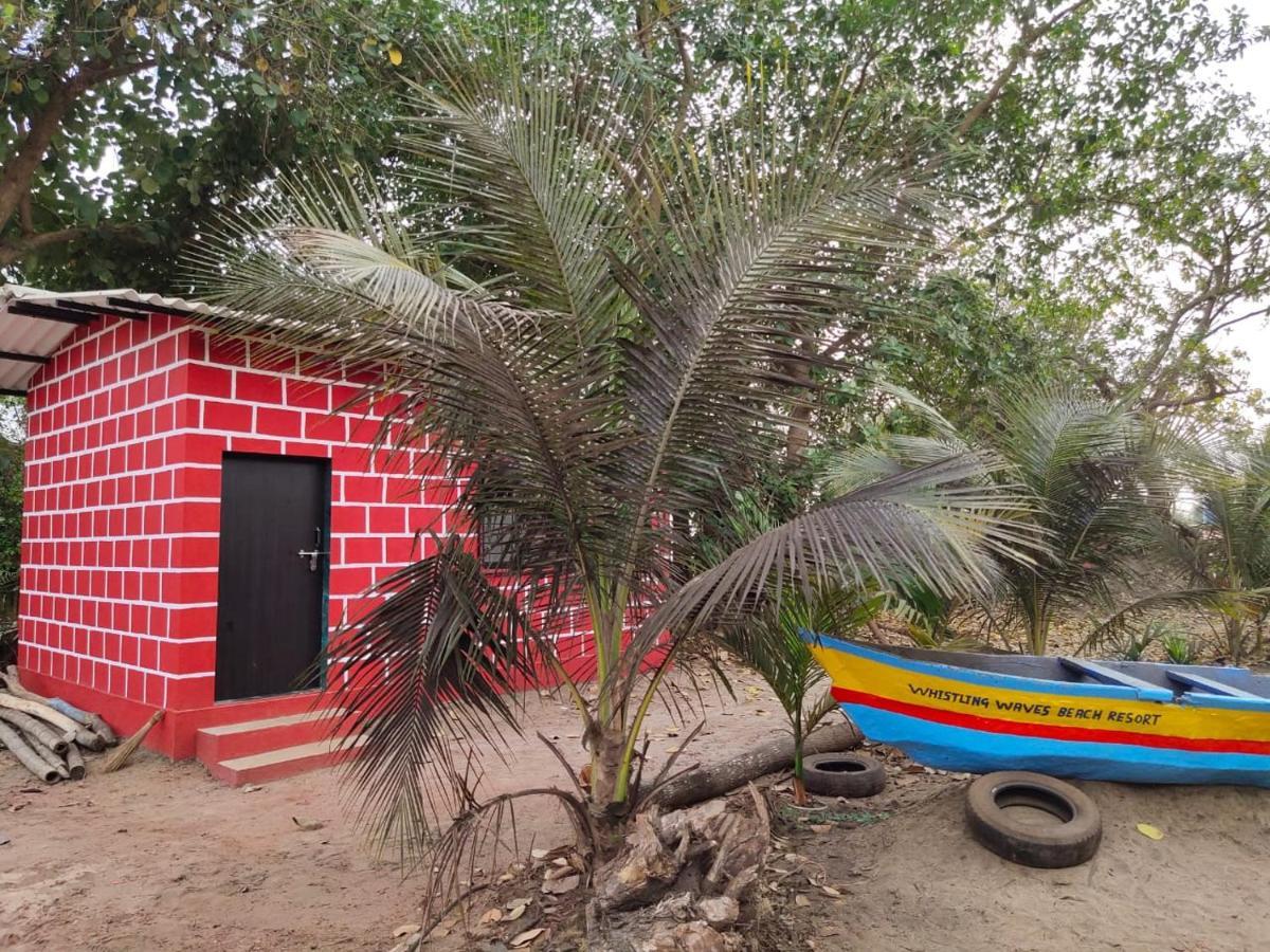 Whistling Waves Beach Resort Anjarle Exterior photo