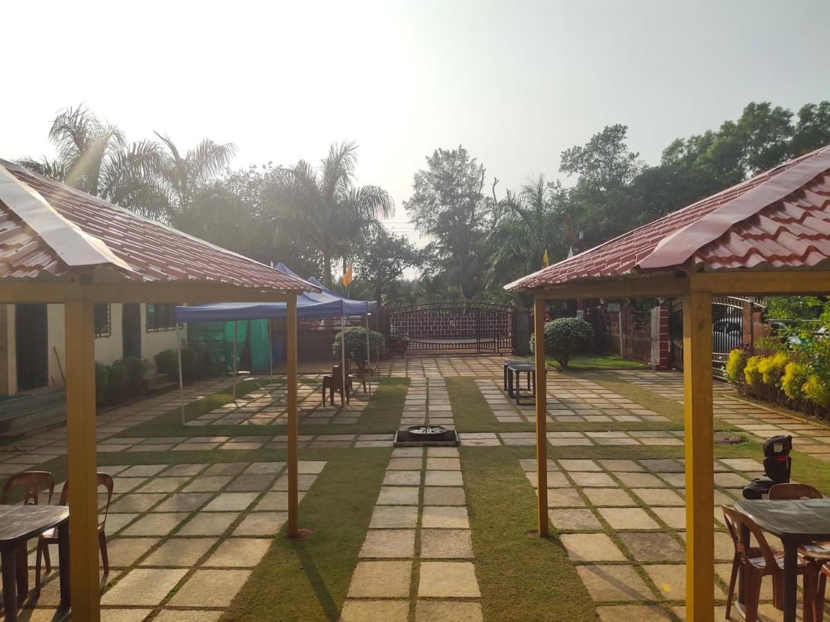 Whistling Waves Beach Resort Anjarle Exterior photo