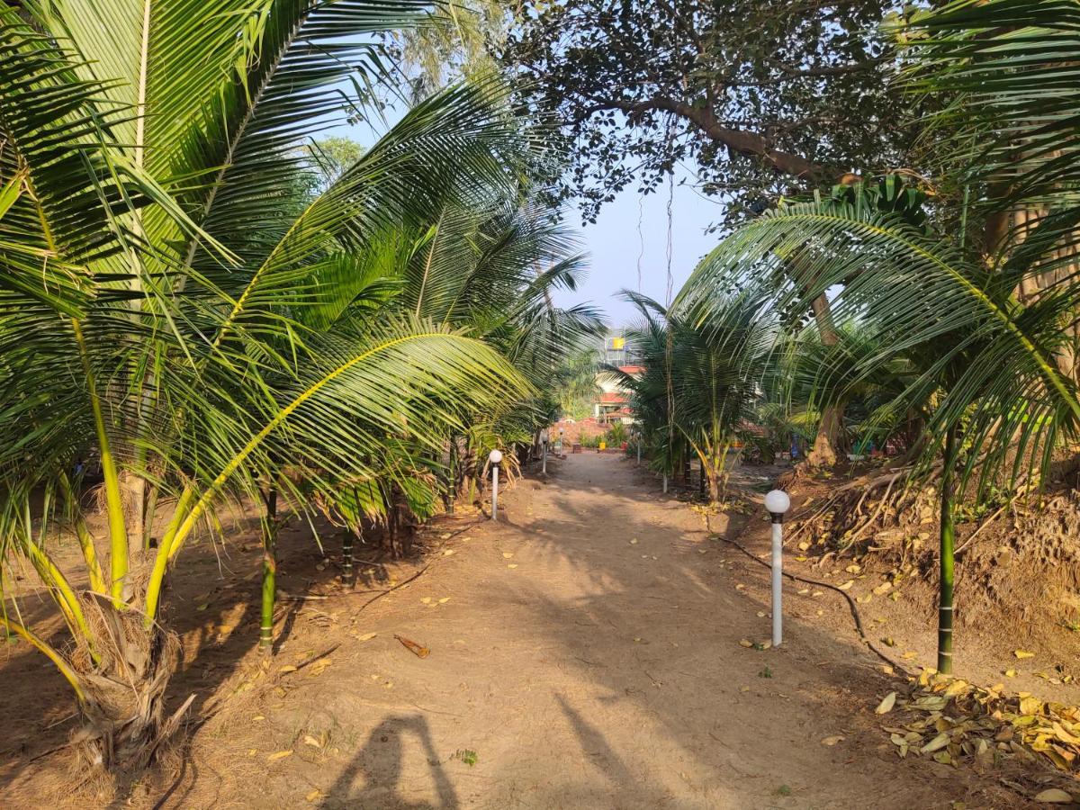 Whistling Waves Beach Resort Anjarle Exterior photo