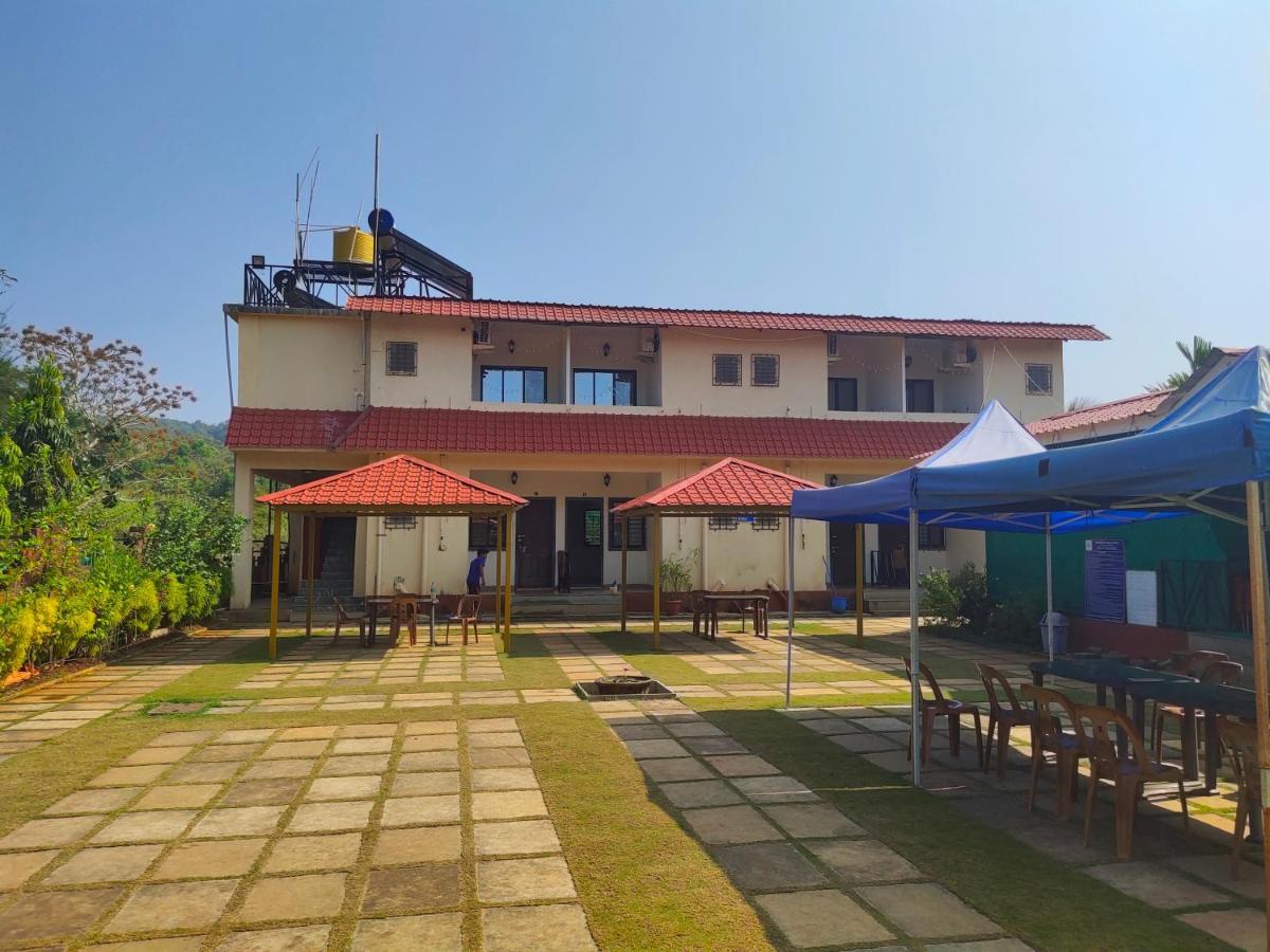 Whistling Waves Beach Resort Anjarle Exterior photo